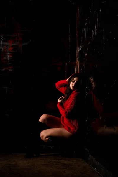 穿着深色背景红色毛衣的漂亮性感裸体女人 — 图库照片