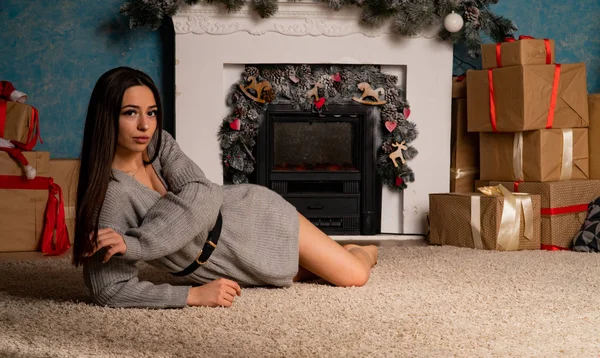 Bela sexy menina posando um curto cinza vestido novo ano — Fotografia de Stock
