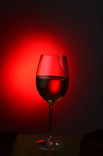 붉은 포도주를 잔에 붓는 모습 — 스톡 사진