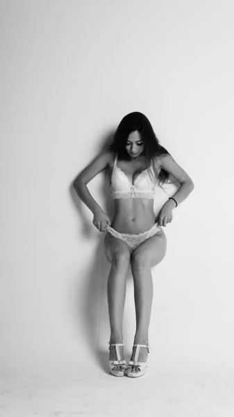 Menina em lingerie no fundo branco — Fotografia de Stock