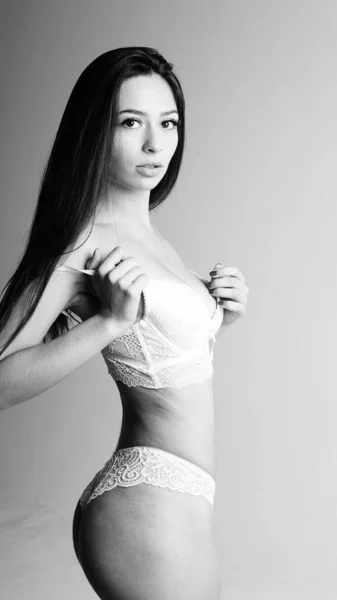 Menina em lingerie no fundo branco — Fotografia de Stock