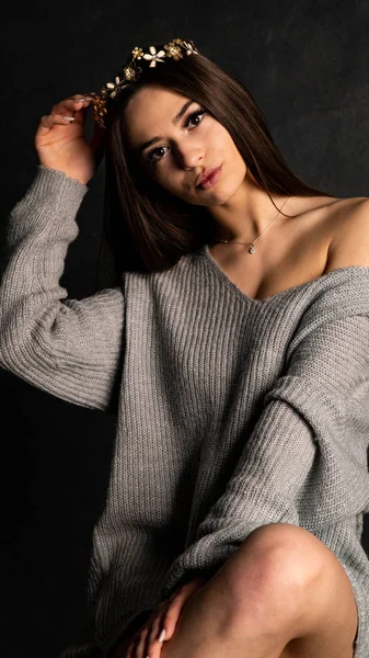 Sexy Joven Con Hermoso Vestido Gris Con Mangas Que Posan —  Fotos de Stock