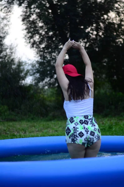 Bella dimensione ragazza più bagnato in piscina, al tramonto — Foto Stock