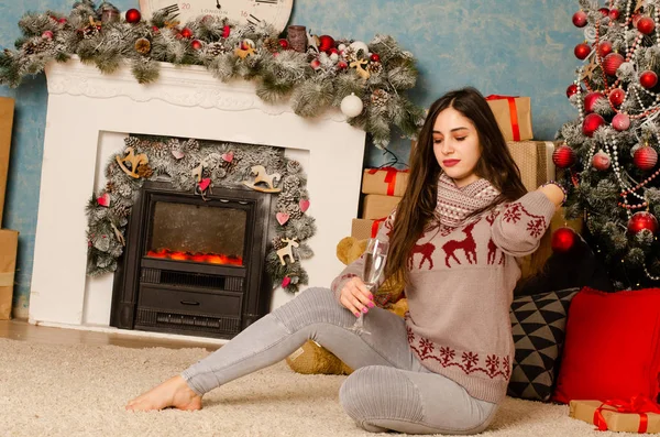 Schöne Frau Mit Dunklen Haaren Warmen Kleidern Posiert Kamin Weihnachtlich — Stockfoto