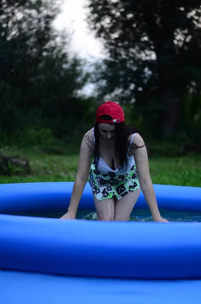 Hermosa chica de tamaño más húmedo en la piscina, al atardecer — Foto de Stock