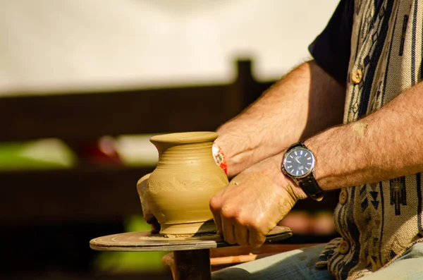 Bir çömlekçinin elleri kilden bir kap yapıyor.. 