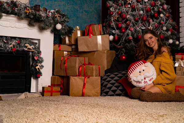 Junge Frau Luxuriöser Weihnachtsdekoration — Stockfoto