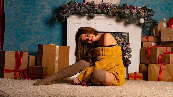 크리스마스 스튜디오에서 벽난로 포즈를 취하고 아름다운 — 스톡 사진