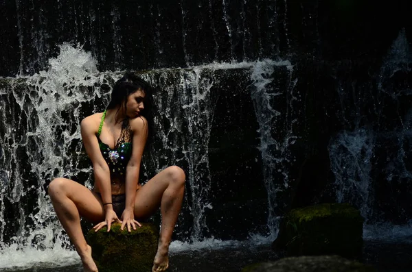 Joven Modelo Morena Posando Contra Una Cascada — Foto de Stock