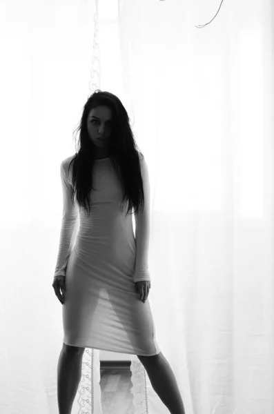 Sexy kobieta noszenie biały sukienka — Zdjęcie stockowe