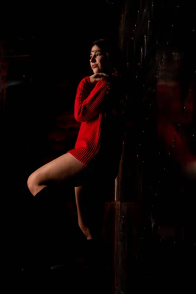 Vacker Sexig Naken Kvinna Röd Tröja Mörk Bakgrund — Stockfoto