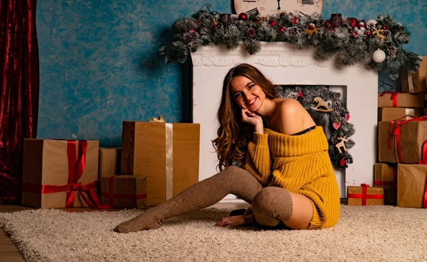 Krásná Brunetka Mladá Žena Pózuje Blízkosti Krbu Vánoční Zdobené Studio — Stock fotografie