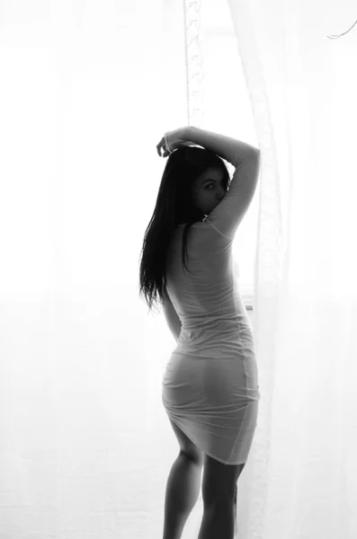 Mulher sexy vestindo vestido branco — Fotografia de Stock
