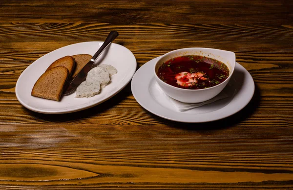 Hodgepodge e frango assado com cogumelos e pão, e uma colher e um garfo em uma mesa, pratos de almoço vista superior — Fotografia de Stock