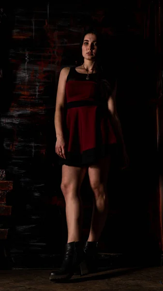 Koyu Renk Saçlı Kırmızı Elbiseli Karanlık Stüdyoda Poz Veren Genç — Stok fotoğraf