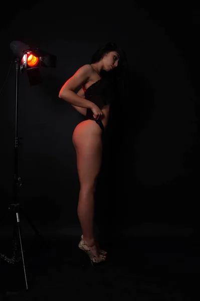 Mujer Joven Guapa Morena Con Ropa Cama Moda Estudio — Foto de Stock
