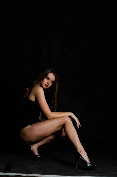 Magas szexi barna fehérnemű stúdió portré — Stock Fotó