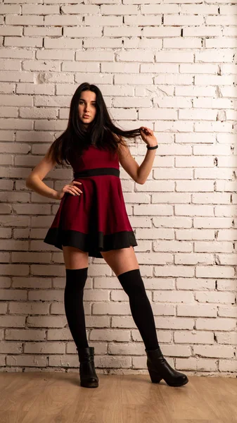 Muito Jovem Modelo Sexy Feminino Com Cabelos Escuros Vestido Vermelho — Fotografia de Stock