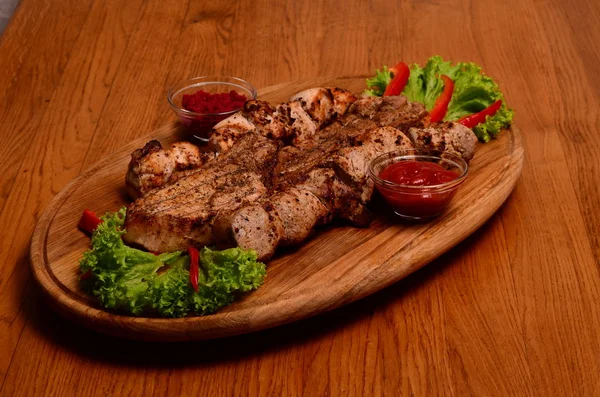 Barbecue a fette di manzo grigliato Bistecca striploin con salsa chimichurri sul tagliere su fondo di legno scuro — Foto Stock