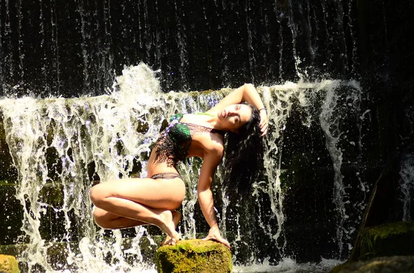 Jeune Modèle Brune Posant Contre Une Cascade — Photo