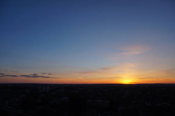 Sunset silhuett av kyrkkorset vid solnedgången — Stockfoto