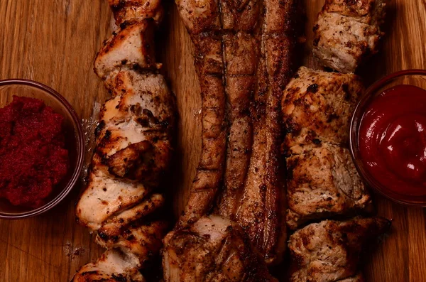 Barbacoa de ternera asada en rodajas Filete Striploin con salsa chimichurri sobre tabla de cortar sobre fondo de madera oscura — Foto de Stock