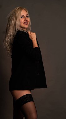 Stüdyoda nefis dantel iç çamaşırlı seksi kadın..