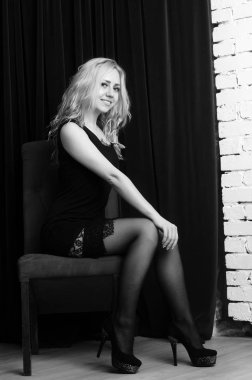 Zarif siyah elbiseli genç bayanın moda fotoğrafı.