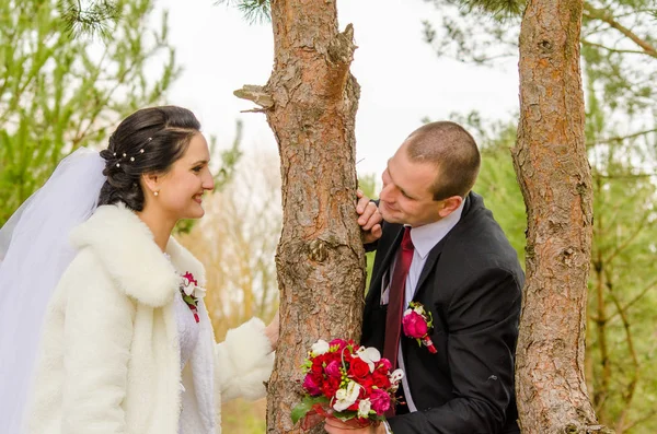 Recém Casados Sorridentes Felizes Entre Hóspedes Livre Quebram Pedaço Pão — Fotografia de Stock
