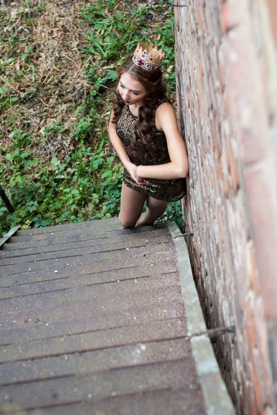 Mulher Nova Bonita Com Coroa Cabeça Posando Livre — Fotografia de Stock