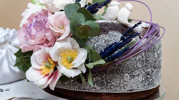 Schöne Hochzeitstorte Mit Blumen — Stockfoto