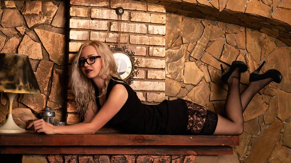 Симпатична Блондинка Красивій Сукні Позує Студії — стокове фото