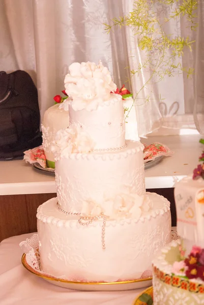 Beautiful Wedding Cake Restaurant Flowers — стоковое фото