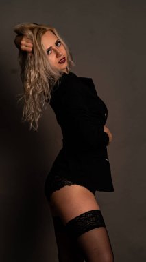 Stüdyoda nefis dantel iç çamaşırlı seksi kadın..