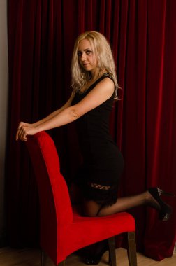 Güzel elbiseli sevimli sarışın kadın.