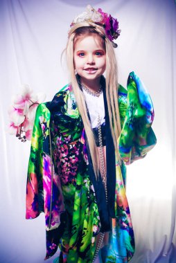 Makyajlı güzel bir kız, siyah beyaz