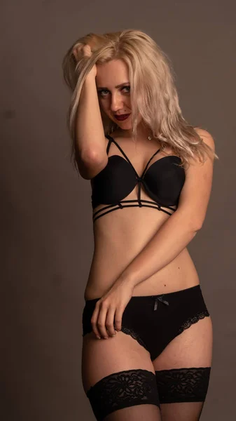 Sexig Blond Kvinna Utsökt Spets Svart Underkläder Med Strumpor Poserar — Stockfoto