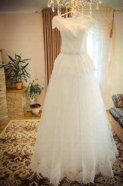 Ukrayna, Lutsk - 27.10.2013: Düğün töreni. Park 'ta doğa severler yürüyor. Güzel, narin ve romantik çiftler, birbirlerini seviyorlar. Editör röportajı tipik düğün