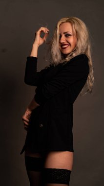 Stüdyoda nefis dantel iç çamaşırlı seksi kadın..