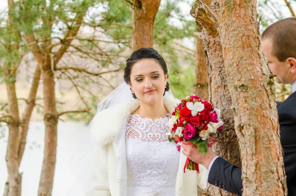 Recém Casados Sorridentes Felizes Entre Hóspedes Livre Quebram Pedaço Pão — Fotografia de Stock