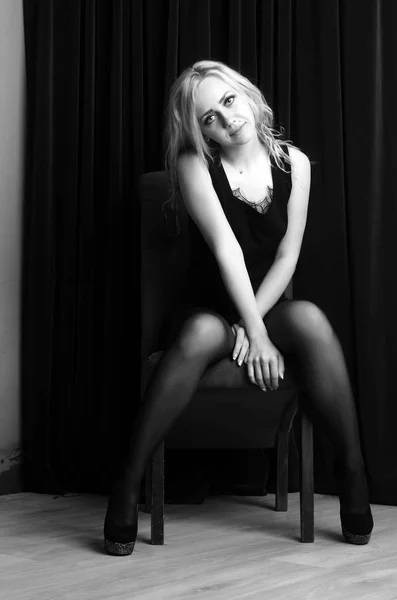Fashion foto van jonge dame in elegante zwarte jurk — Stockfoto