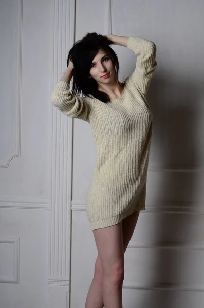 Schöne Sexy Frau Kurzen Kleid Posiert Studio — Stockfoto