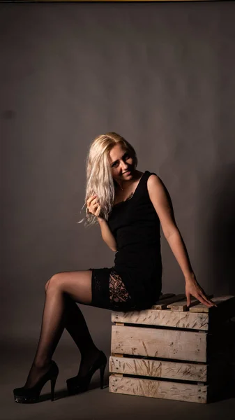 Roztomilé Blondýny Žena Krásné Šaty Pózovat Studiu — Stock fotografie