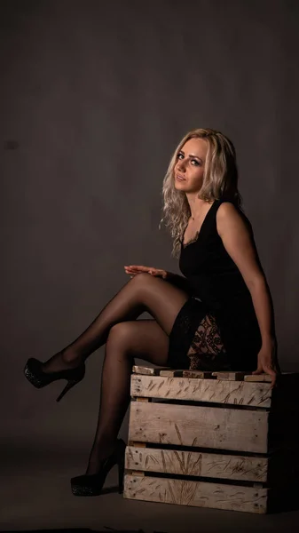 Leuke Blonde Vrouw Mooie Jurk Poseren Studio — Stockfoto