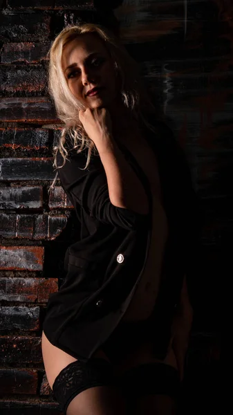 Sexy žena v nádherné krajkové spodní prádlo ve studiu. — Stock fotografie