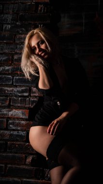 Stüdyoda nefis dantel iç çamaşırlı seksi kadın..