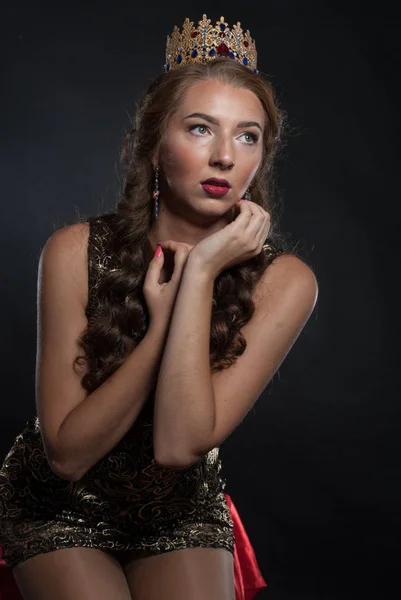 Belle Jeune Femme Avec Couronne Sur Tête Posant Studio — Photo