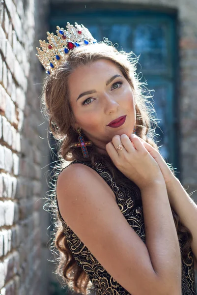 Bela Jovem Mulher Vestido Com Coroa Cabeça Posando Livre — Fotografia de Stock