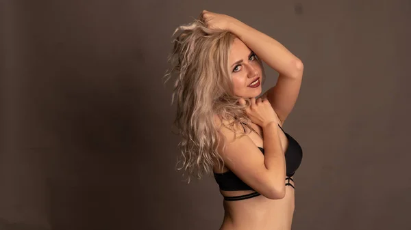 Sexy Blondynka Kobieta Wykwintne Koronki Czarny Bielizna Pończochy Pozowanie Studio — Zdjęcie stockowe