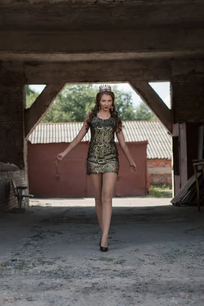 Bela Jovem Mulher Vestido Com Coroa Cabeça Posando Livre — Fotografia de Stock